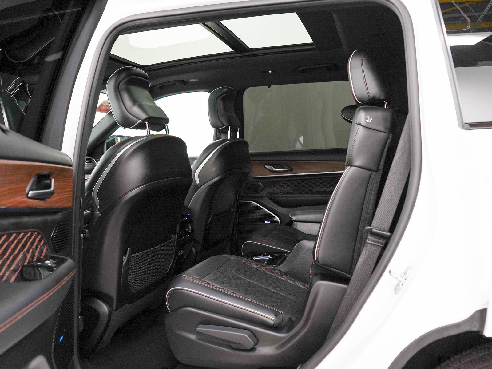 Used 2024 Jeep Grand Cherokee L Summit w/ Advanced Protech Group IV AWD/4WD image 21