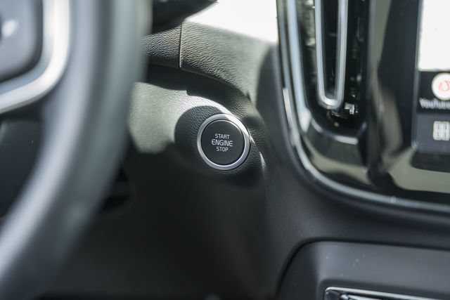 Certified 2025 Volvo XC40 B5 Plus AWD/4WD image 25