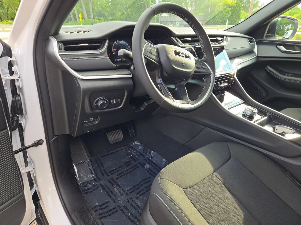 New 2026 Jeep Grand Cherokee Laredo AWD/4WD image 25