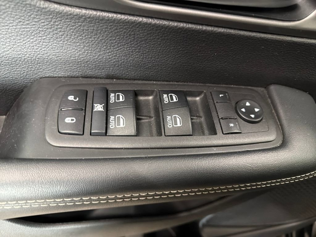 Used 2025 Chrysler Pacifica Select image 22