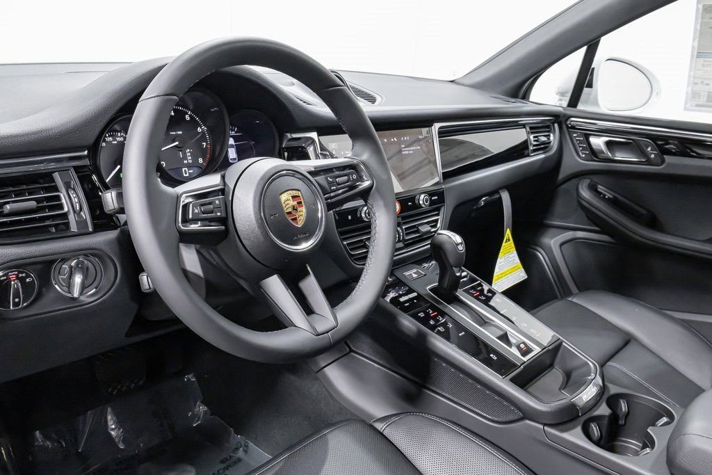 Certified 2025 Porsche Macan image 4