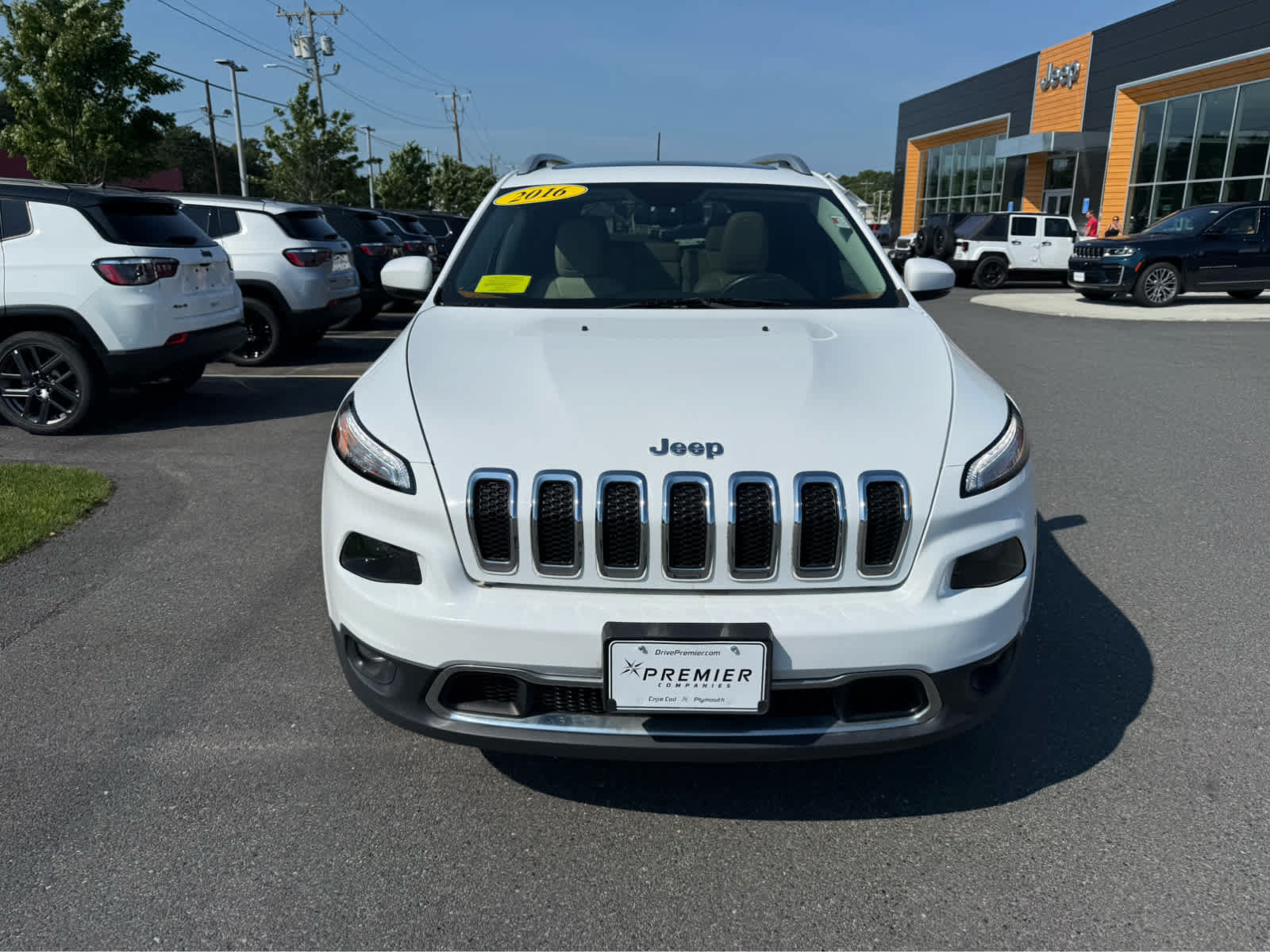 Used 2016 Jeep Cherokee Limited AWD/4WD image 2