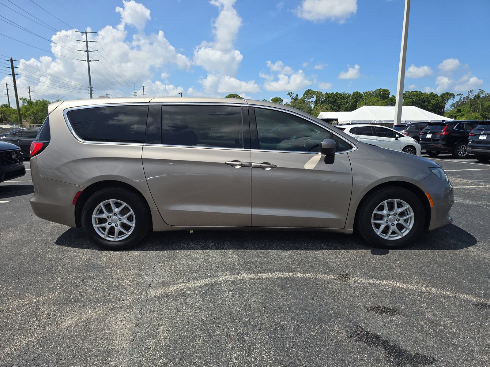 Used 2017 Chrysler Pacifica Touring FWD image 3