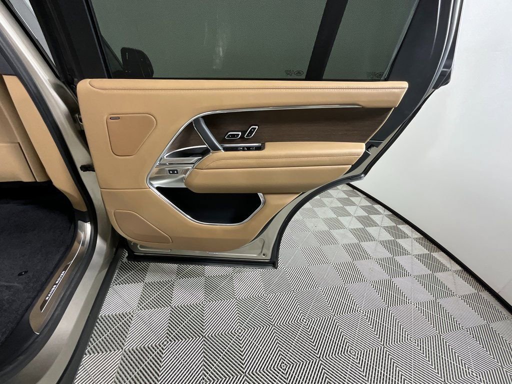 Used 2025 Land Rover Range Rover Long Wheelbase SE image 24