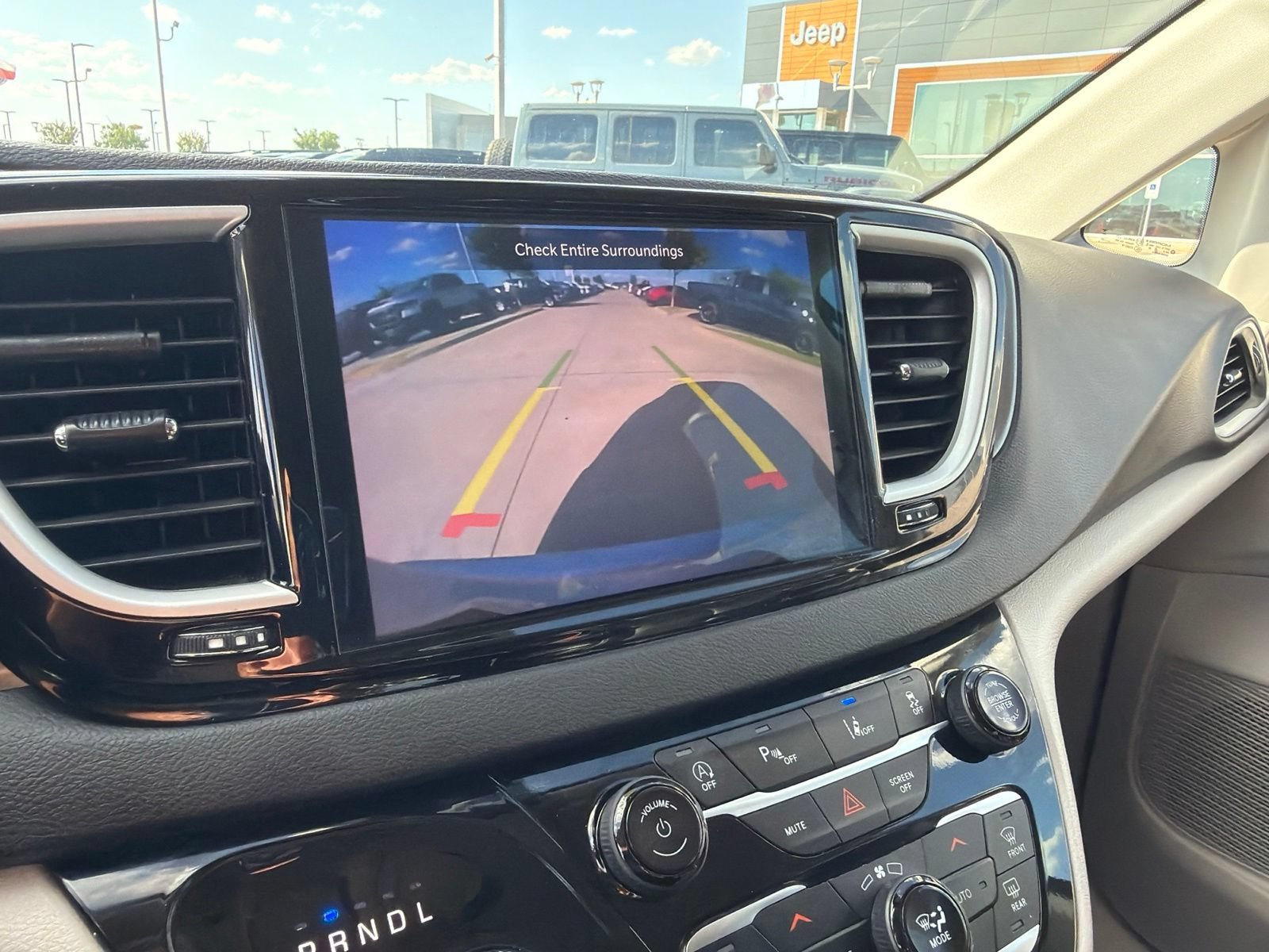 Used 2024 Chrysler Pacifica Touring-L FWD image 22