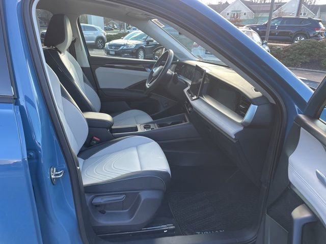 Used 2025 Volkswagen Tiguan SE w/ Panoramic Sunroof Package image 12