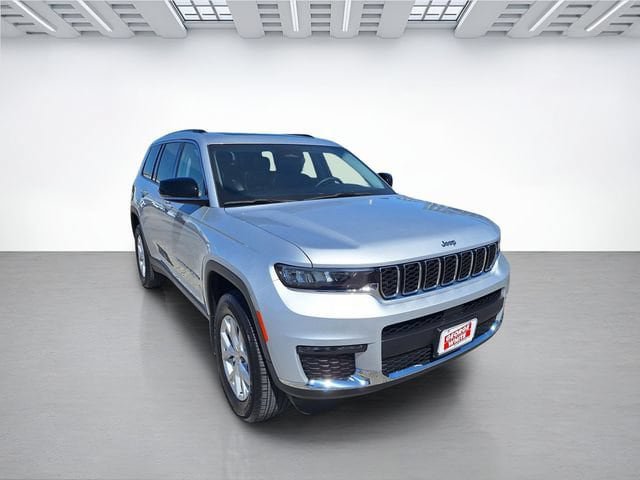 Used 2023 Jeep Grand Cherokee L Limited w/ Trailer Tow Group (B) AWD/4WD image 2