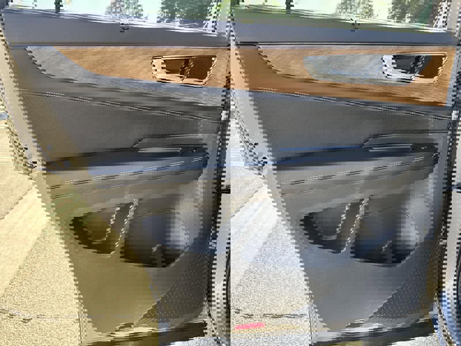 Used 2025 Volkswagen Atlas SE image 25