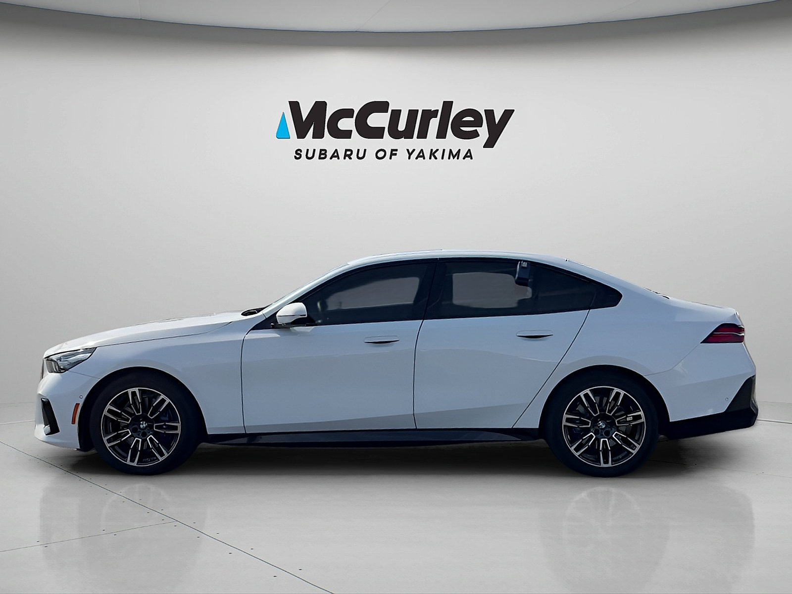 Used 2025 BMW 530i xDrive w/ M Sport Package AWD/4WD image 3