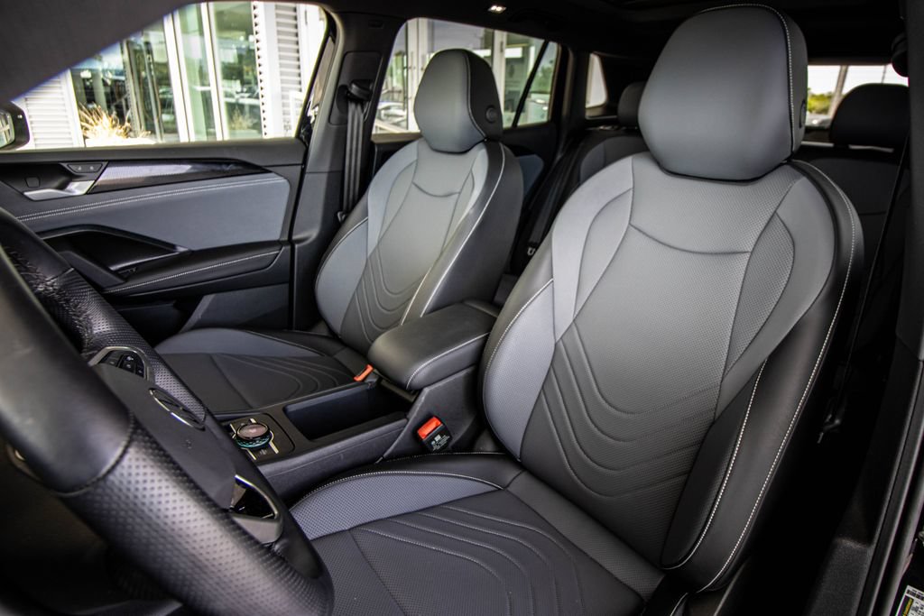 Certified 2025 Volkswagen Tiguan SE R-Line FWD image 25