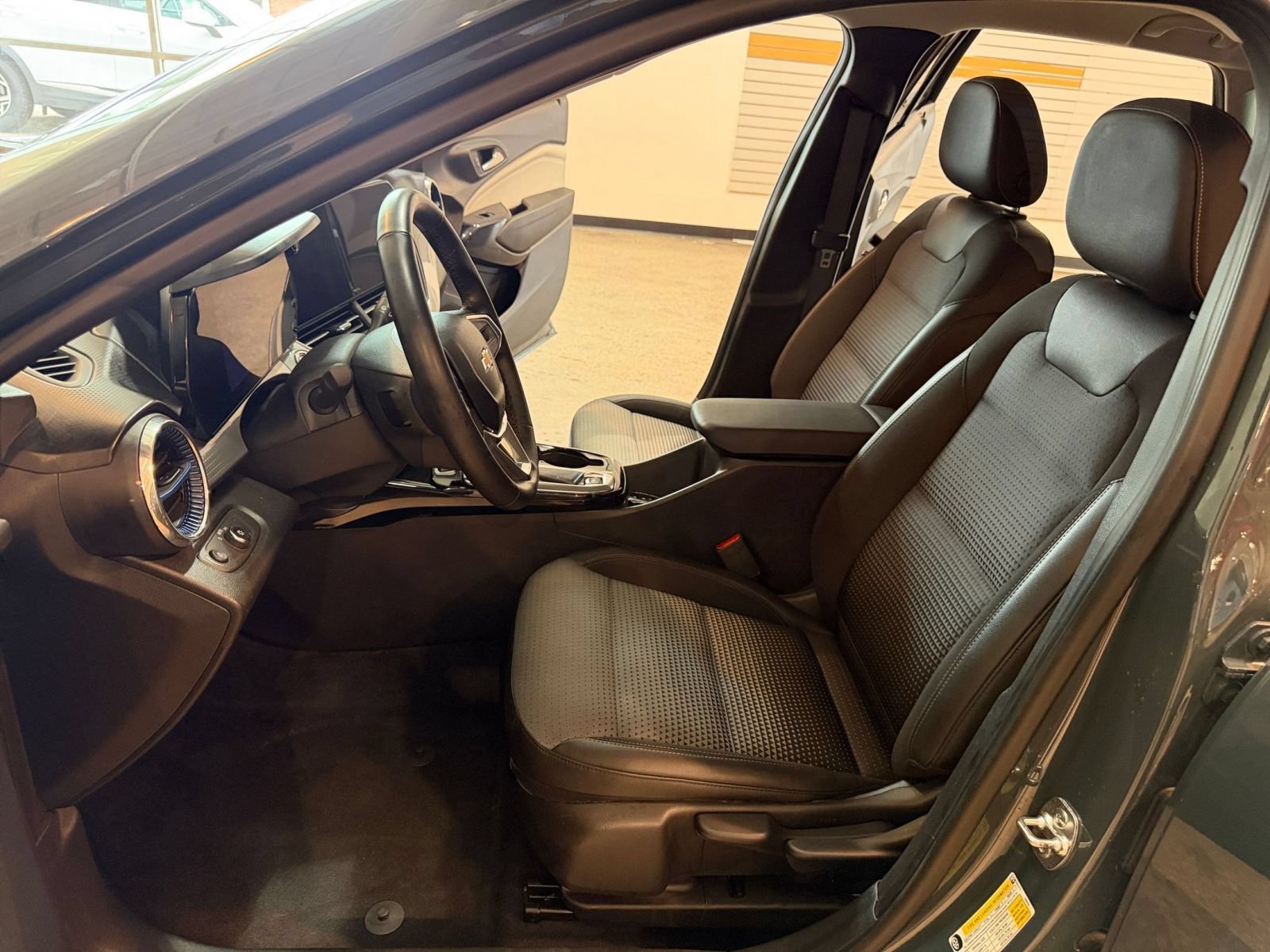 Used 2025 Chevrolet Trax LT w/ LT Convenience Package FWD image 25