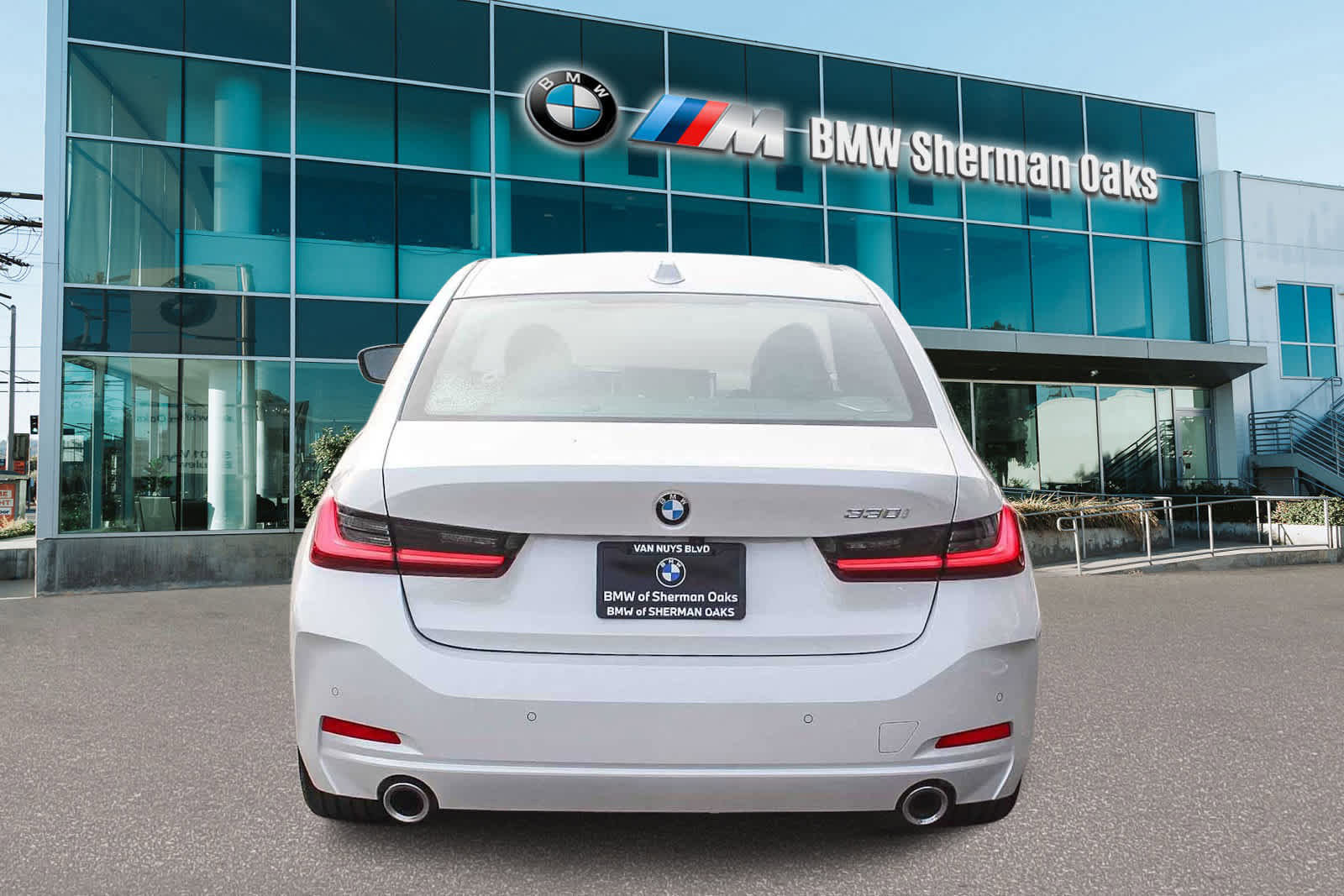 Used 2025 BMW 330i Sedan w/ Premium Package image 5