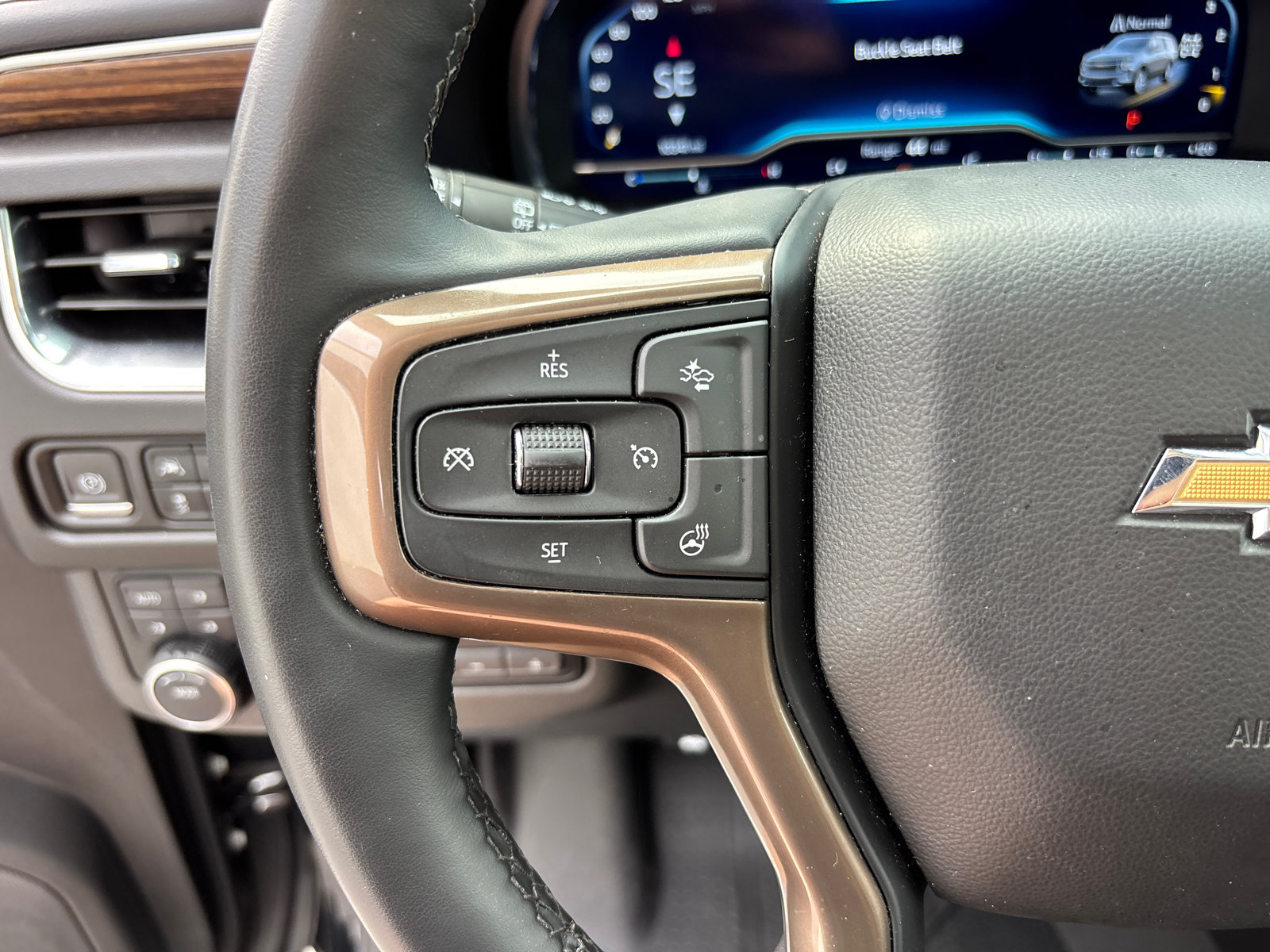 Used 2024 Chevrolet Suburban High Country w/ Premium Package AWD/4WD image 17