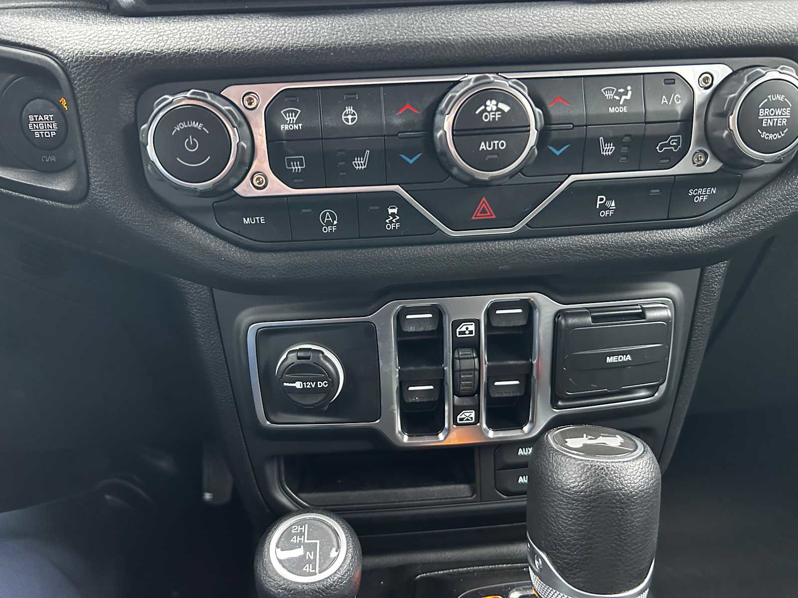 Used 2025 Jeep Wrangler Sport S image 23