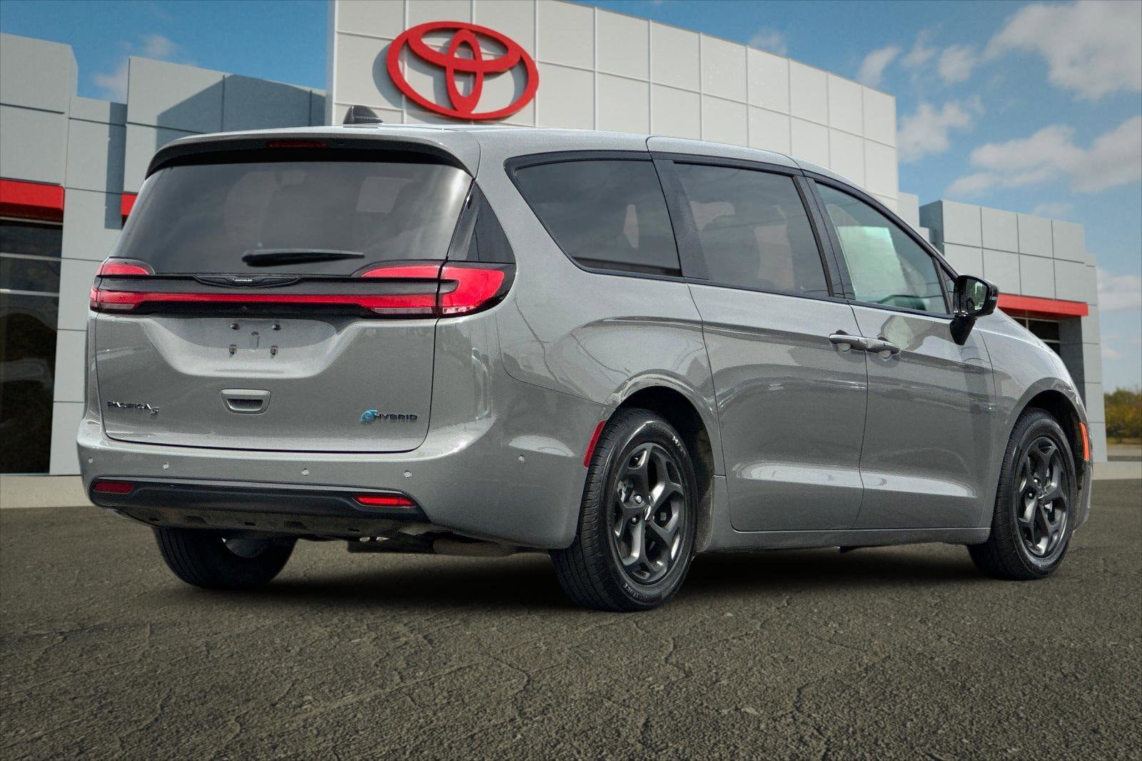 Used 2023 Chrysler Pacifica Limited w/ S Appearance Package FWD image 3