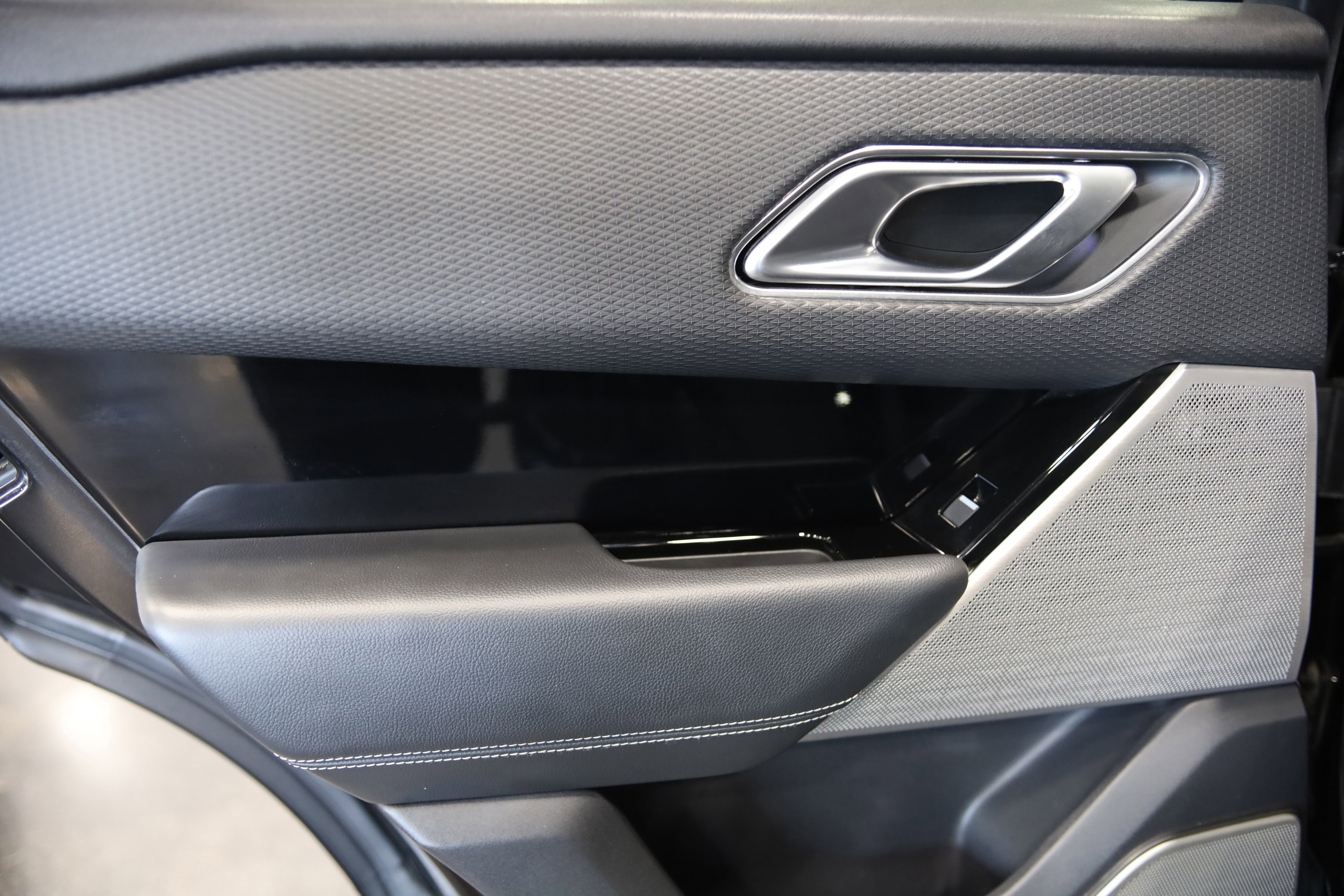 Used 2019 Land Rover Range Rover Velar R-Dynamic SE image 32