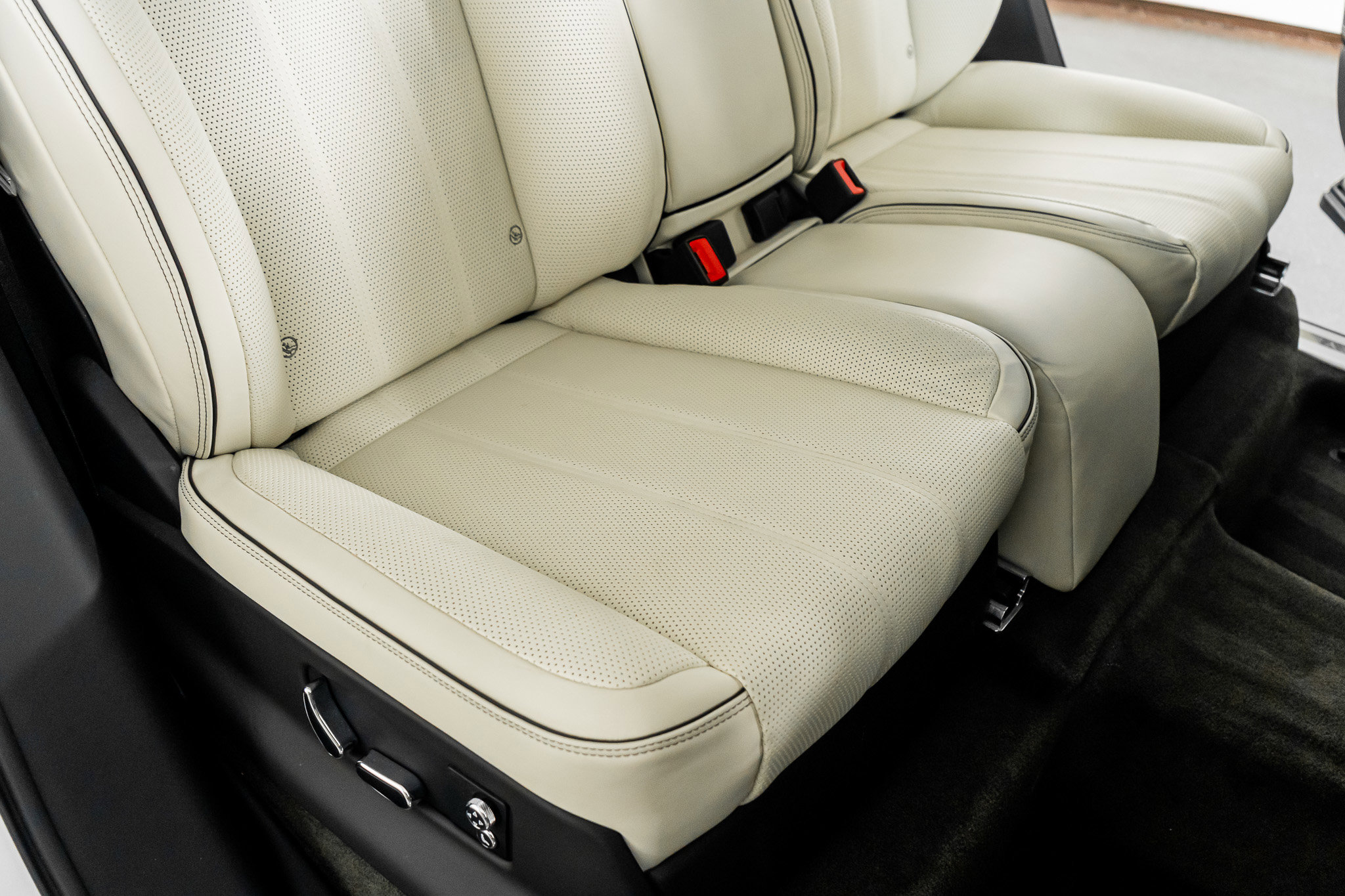 Used 2023 Bentley Bentayga Extended Wheelbase image 35