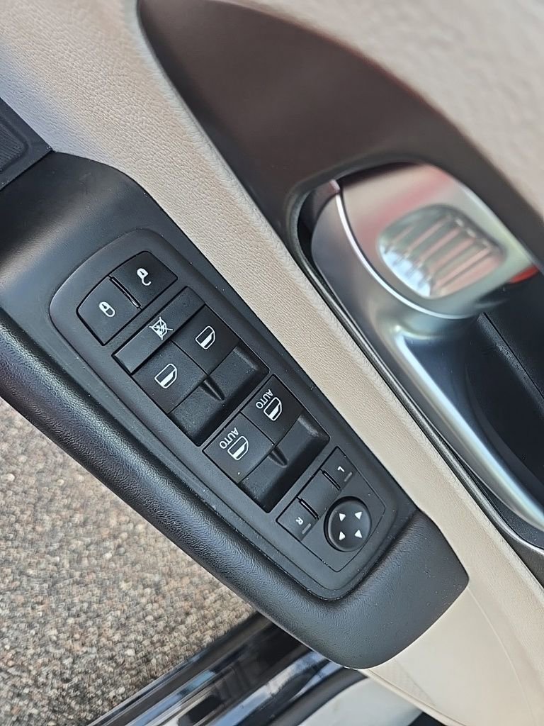 Used 2024 Chrysler Pacifica Touring-L image 15