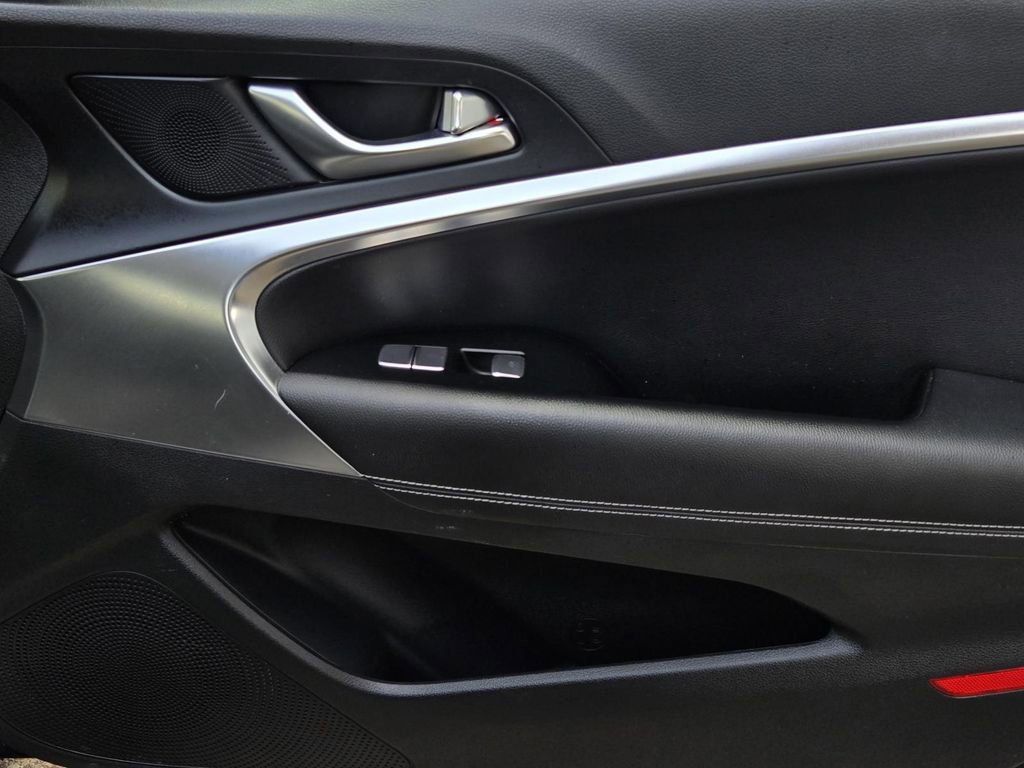 Used 2025 Genesis G70 2.5T image 8