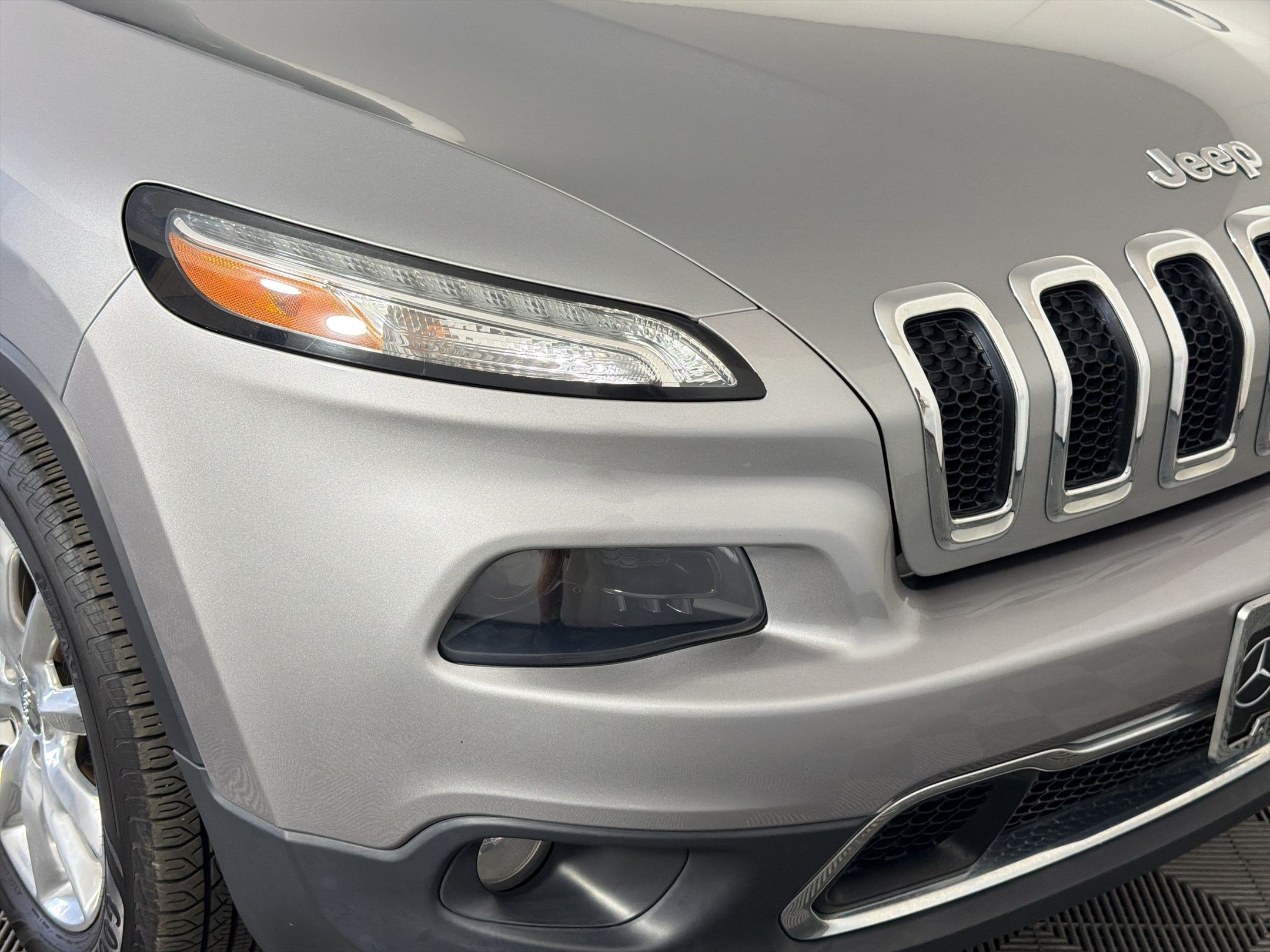 Used 2016 Jeep Cherokee Limited AWD/4WD image 11