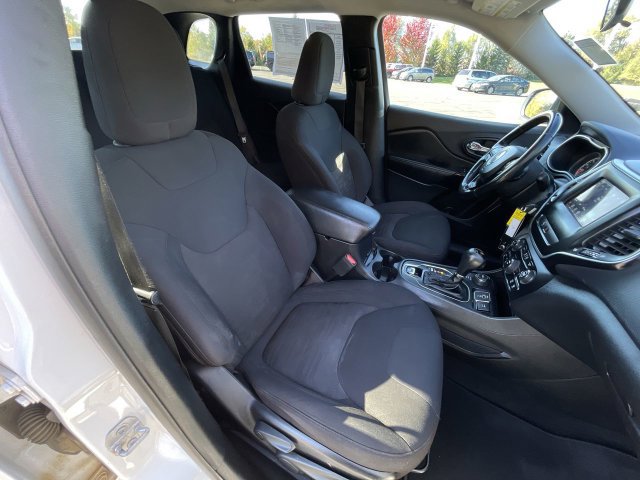 Used 2020 Jeep Cherokee Latitude w/ Cold Weather Group AWD/4WD image 26