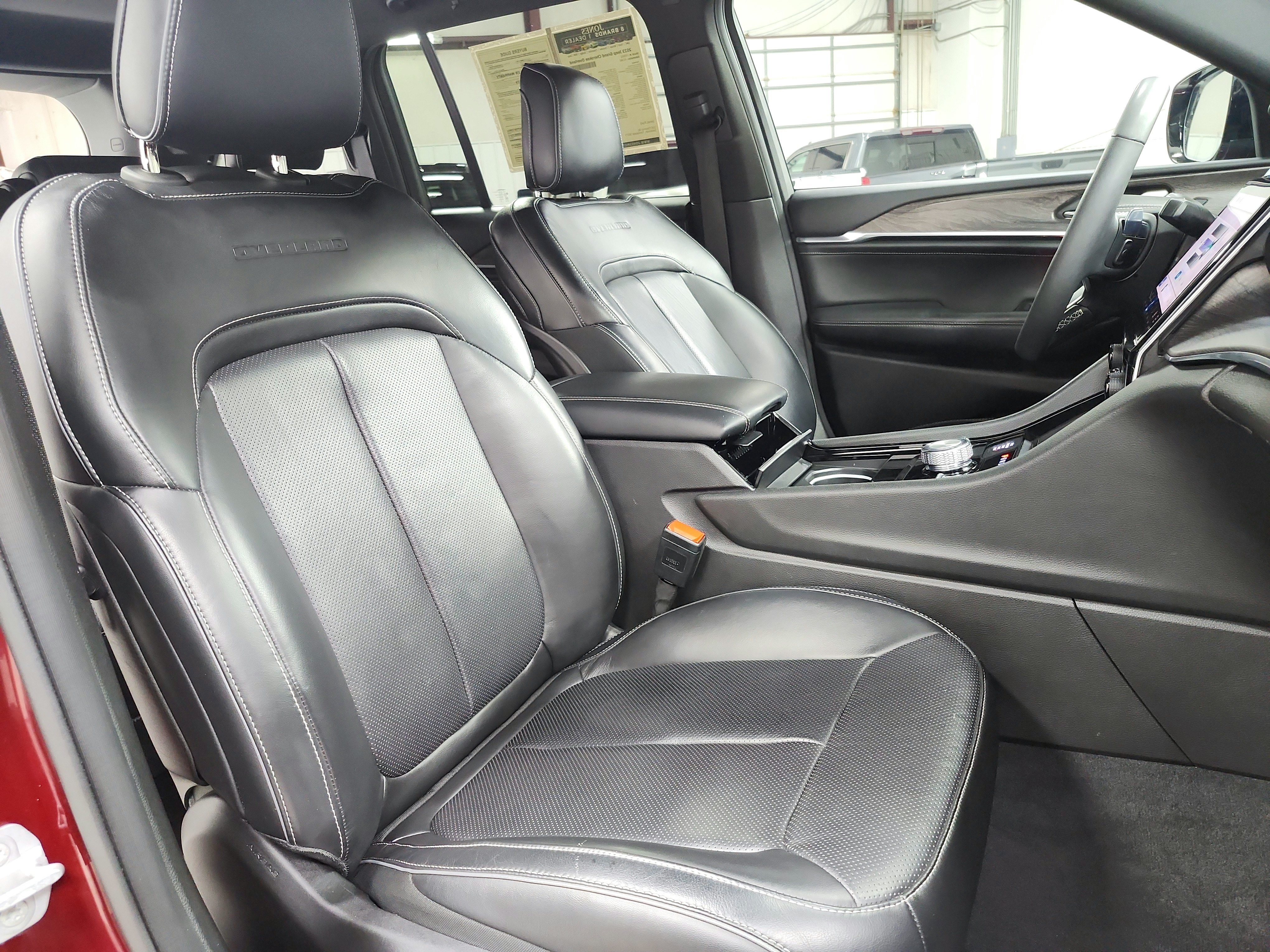 Used 2023 Jeep Grand Cherokee Overland AWD/4WD image 47