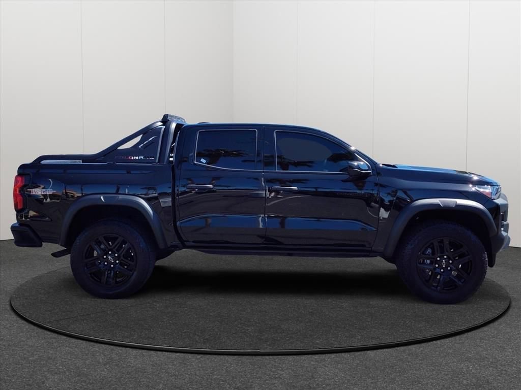 Used 2025 Chevrolet Colorado Trail Boss w/ Midnight Edition AWD/4WD image 4