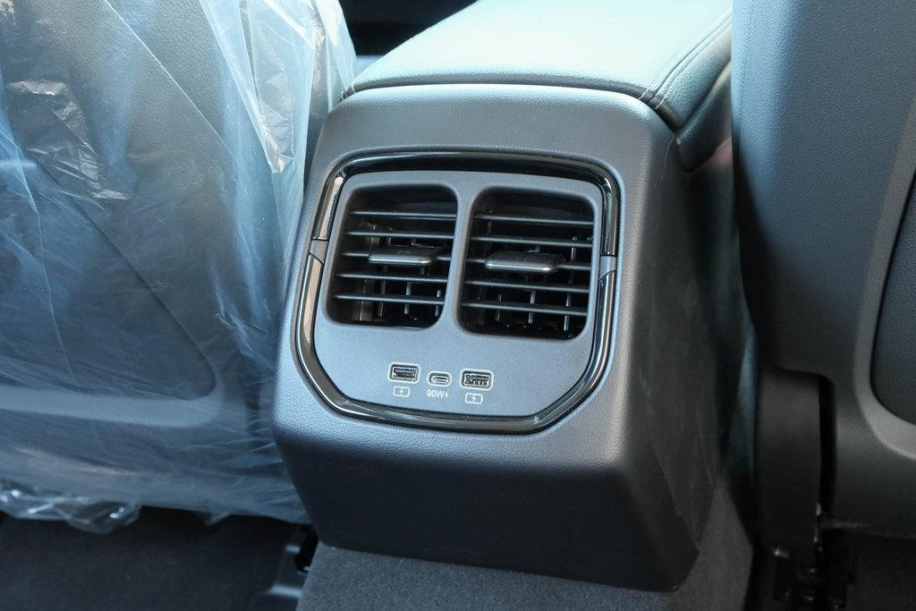 New 2025 VinFast VF 8 Eco AWD/4WD image 25
