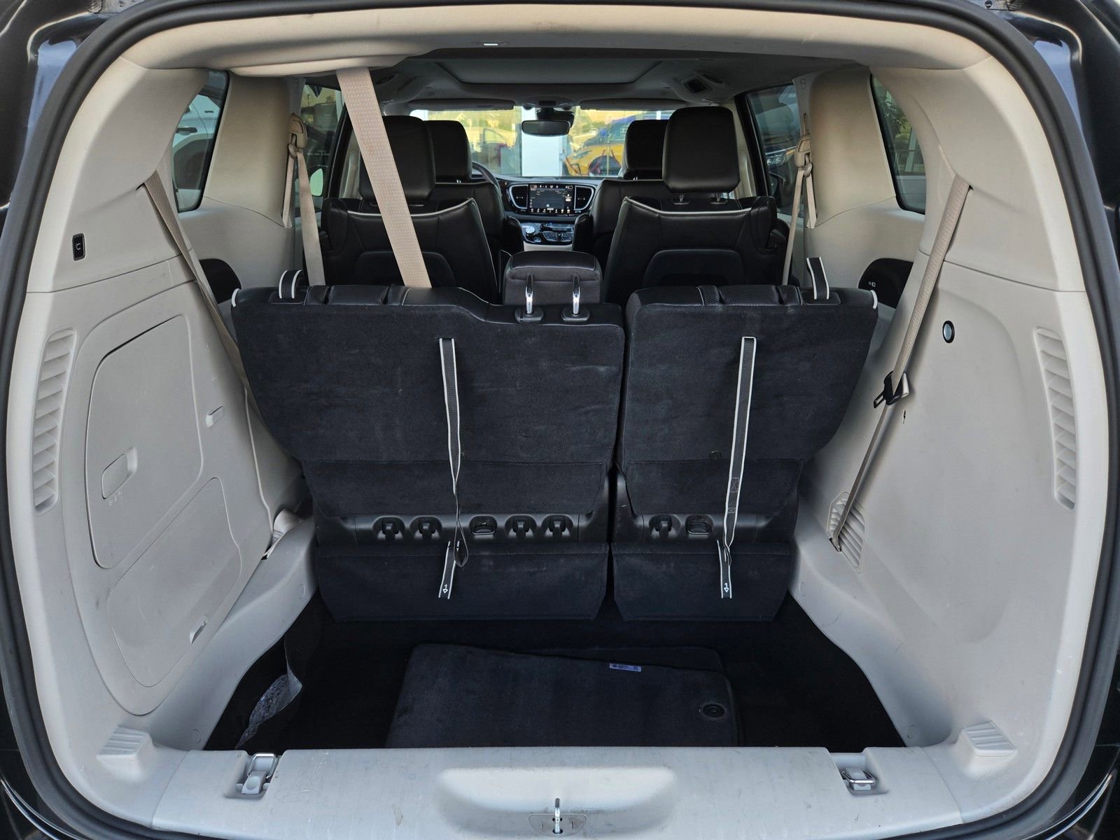 Used 2023 Chrysler Pacifica Limited image 25