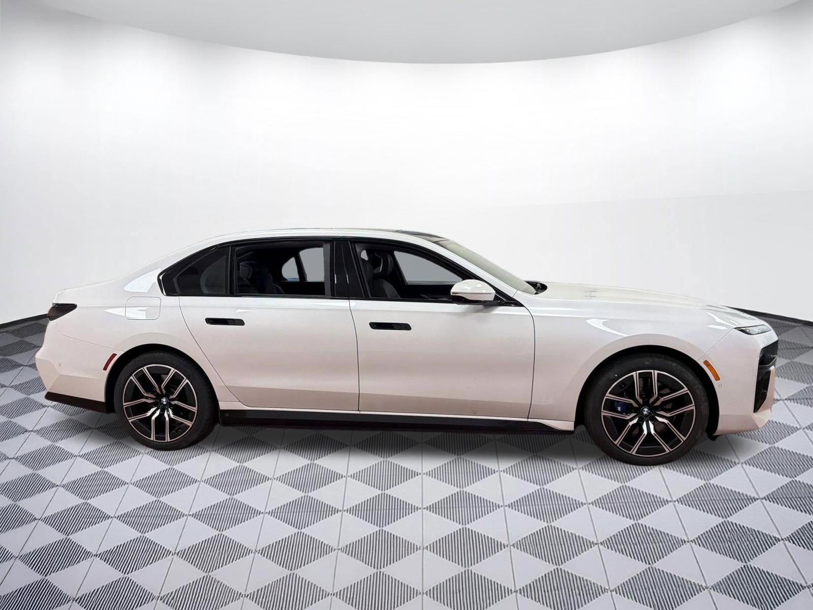 Used 2024 BMW i7 xDrive60 w/ Executive Package AWD/4WD image 8