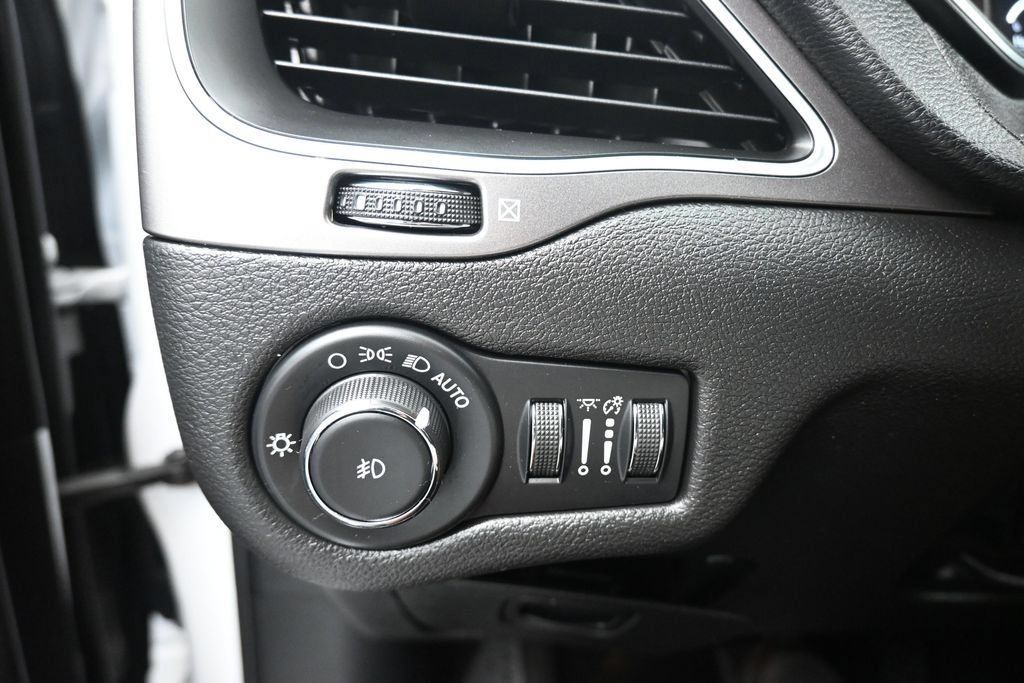 Used 2019 Jeep Cherokee Latitude Plus w/ Cold Weather Group AWD/4WD image 27