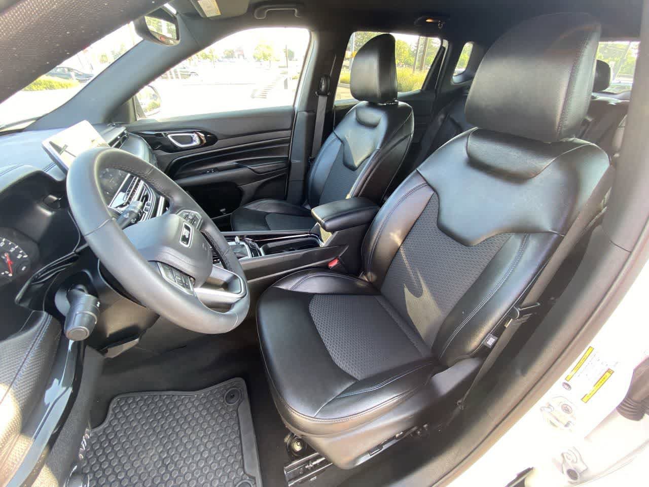 Used 2025 Jeep Compass Latitude w/ Convenience Group AWD/4WD image 11