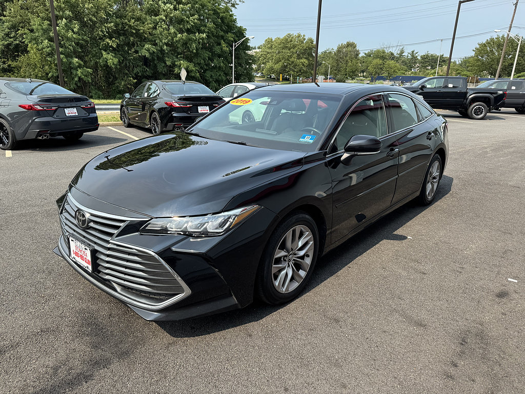 Used 2019 Toyota Avalon XLE w/ Moonroof Package FWD image 2