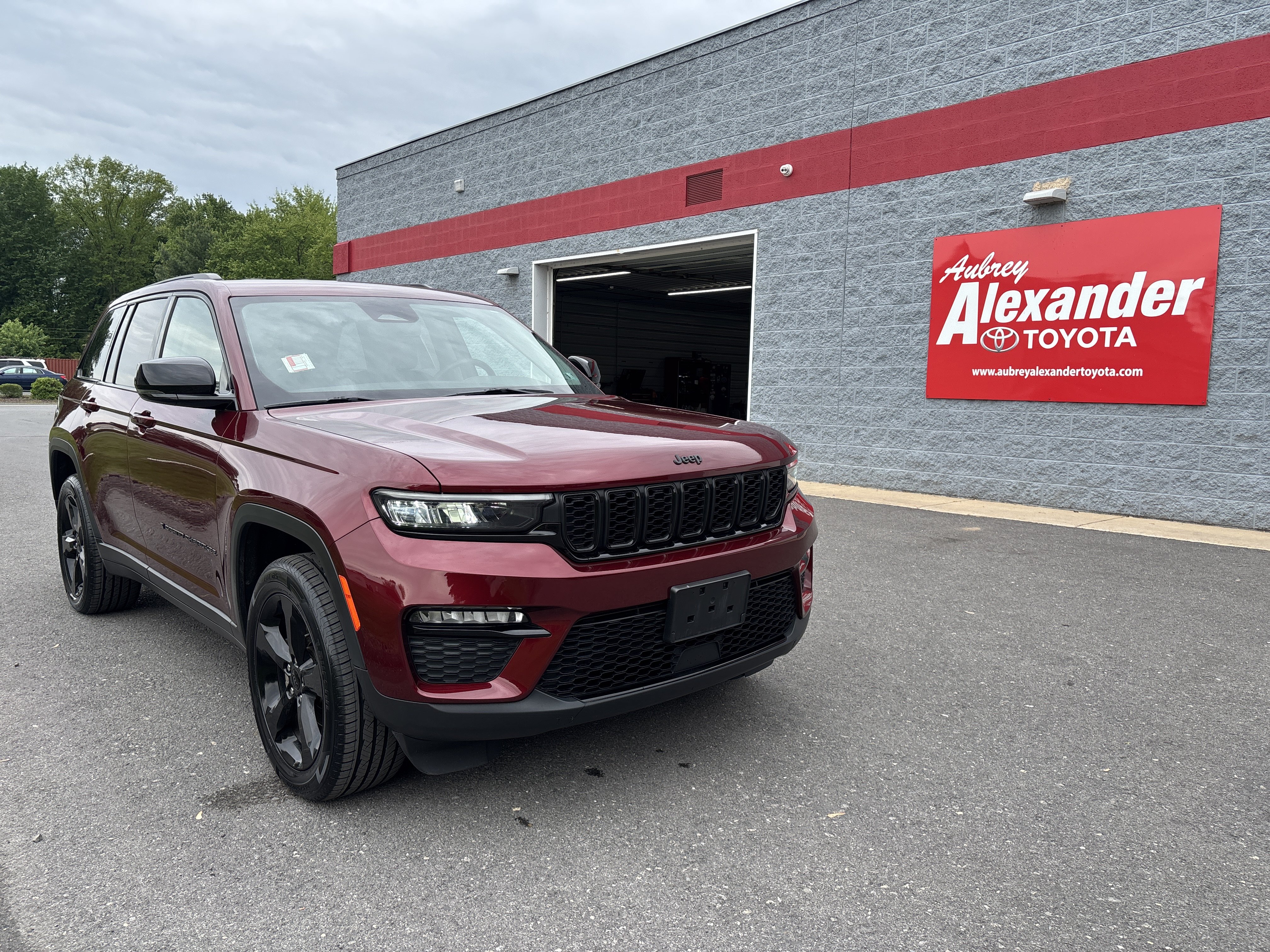 Used 2023 Jeep Grand Cherokee Limited w/ Black Appearance Package AWD/4WD video 1
