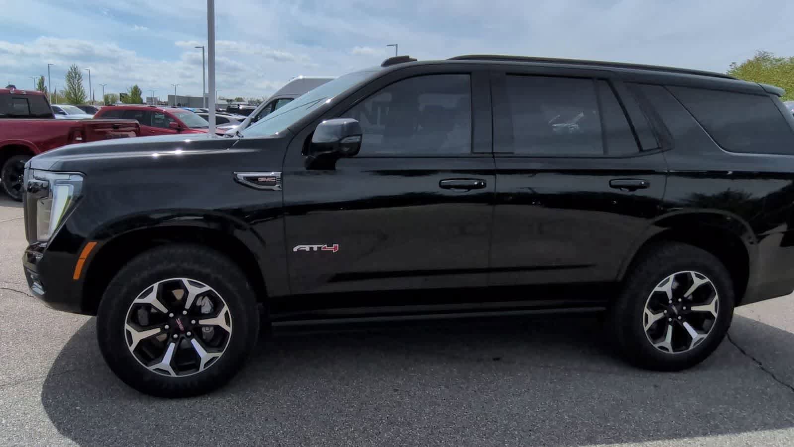 Used 2025 GMC Yukon AT4 w/ AT4 Premium Plus Package AWD/4WD image 5