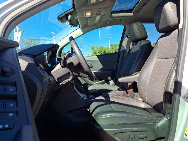 Used 2020 Chevrolet Trax LT w/ Sun & Sound Package FWD image 13