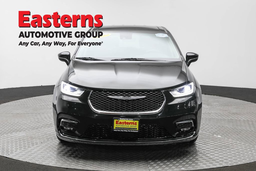 Used 2023 Chrysler Pacifica Touring-L image 2