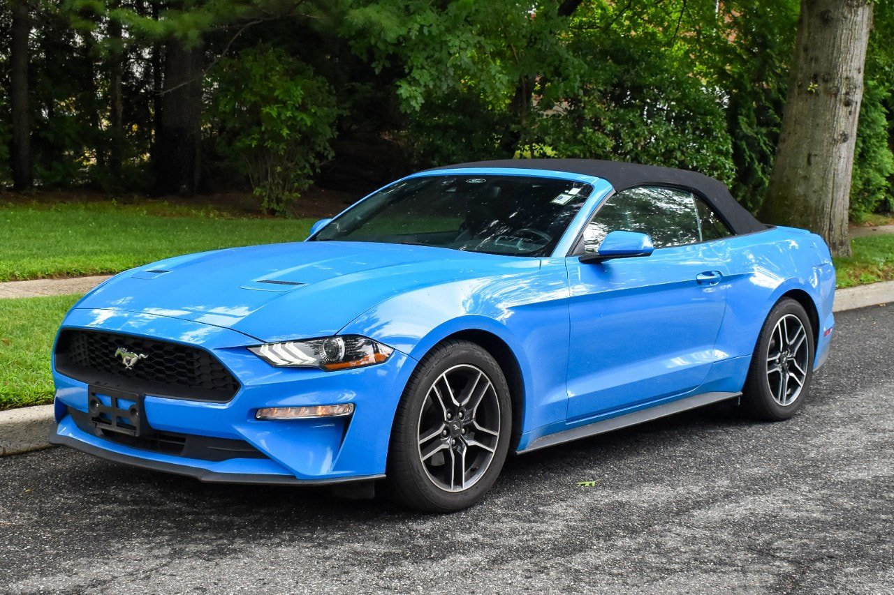 Used 2022 Ford Mustang Premium RWD image 2