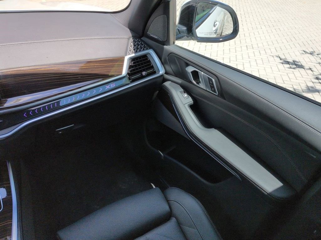 New 2026 BMW X5 xDrive40i w/ M Sport Package AWD/4WD image 17