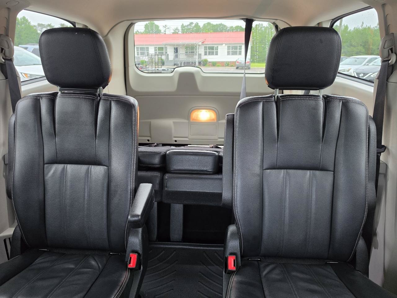 Used 2014 Chrysler Town & Country Touring FWD image 8