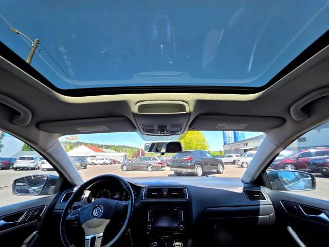 Used 2011 Volkswagen Jetta SE FWD image 25