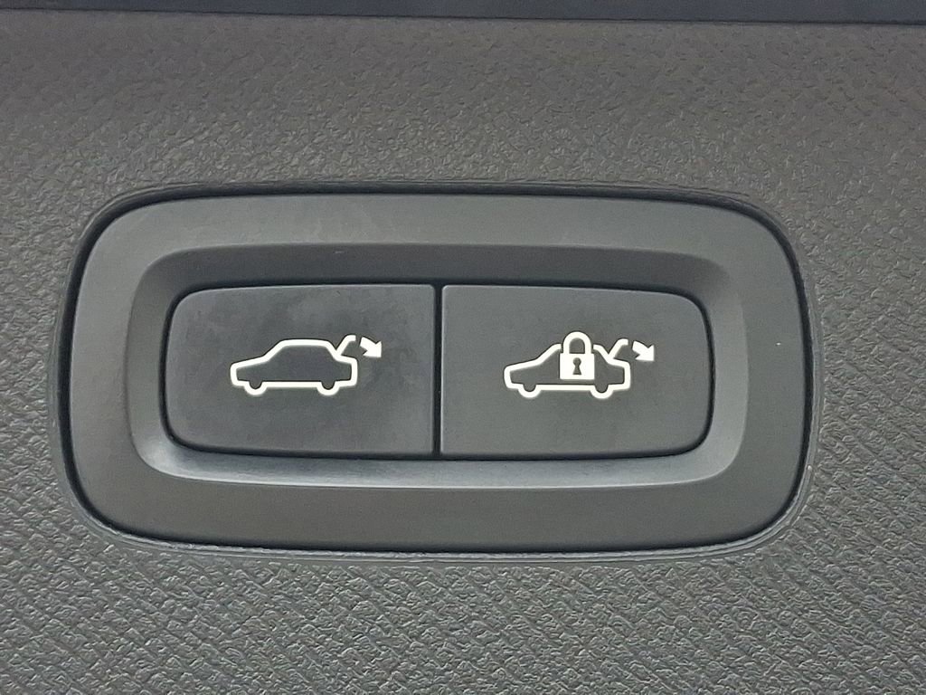 Used 2017 Volvo XC90 T6 Momentum w/ Vision Package image 29