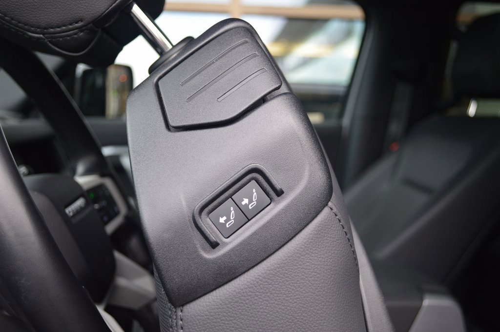 Used 2024 Land Rover Defender 90 X-Dynamic SE image 34