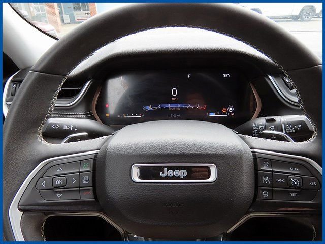 Used 2023 Jeep Grand Cherokee Laredo w/ Luxury Tech Group I AWD/4WD image 14