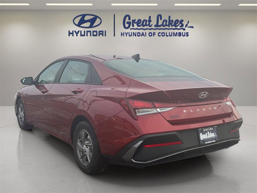 Certified 2024 Hyundai Elantra SE image 3