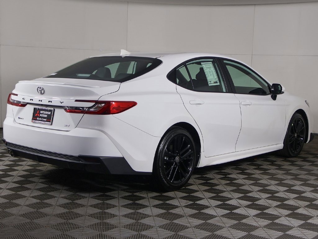 Used 2025 Toyota Camry SE image 8