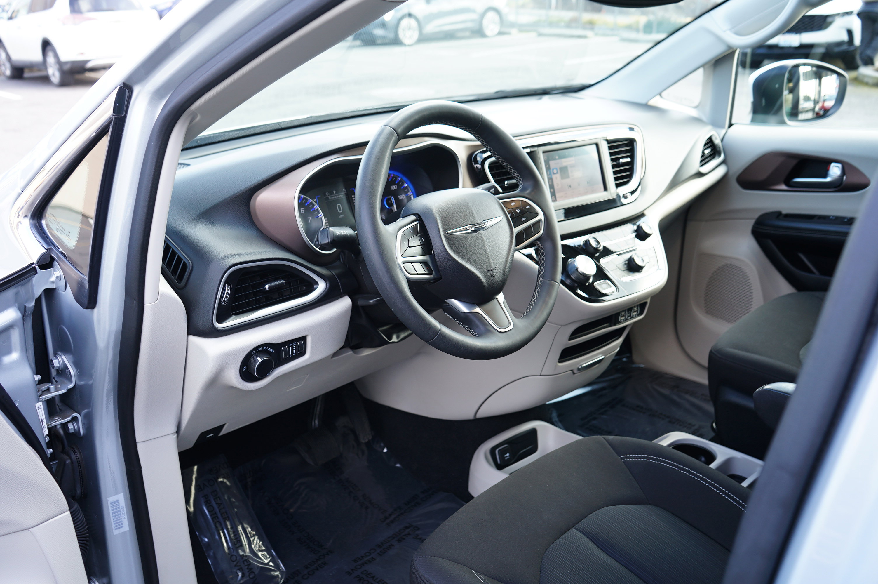 Used 2023 Chrysler Voyager LX image 13