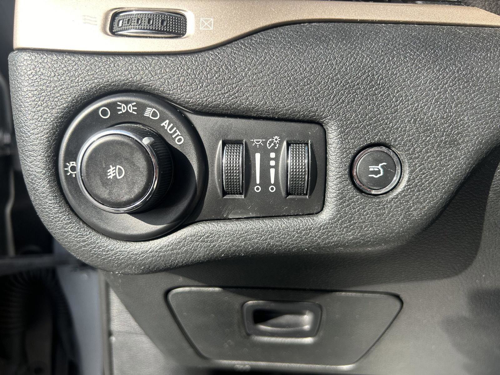 Used 2015 Jeep Cherokee Limited w/ Luxury Group image 16