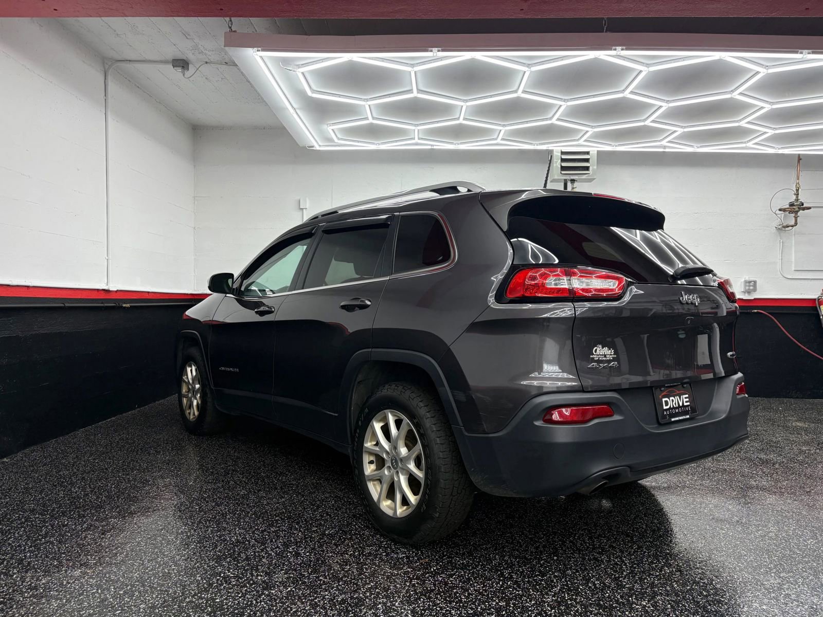 Used 2018 Jeep Cherokee Latitude Plus w/ Cold Weather Group image 5