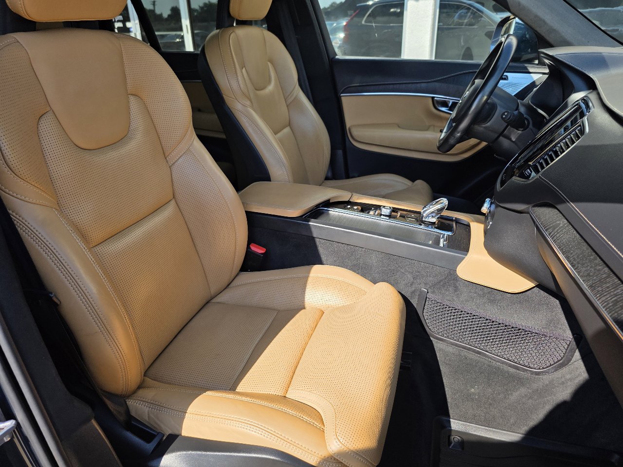 Used 2021 Volvo XC90 T8 Inscription w/ Lounge Package image 19